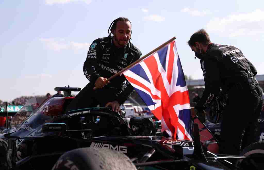 Circuito de Silverstone, Lewis Hamilton da Mercedes comemora após vencer o Grande Prêmio da Grã-Bretanha de 2021 | Pool via REUTERS/Lars Baron
