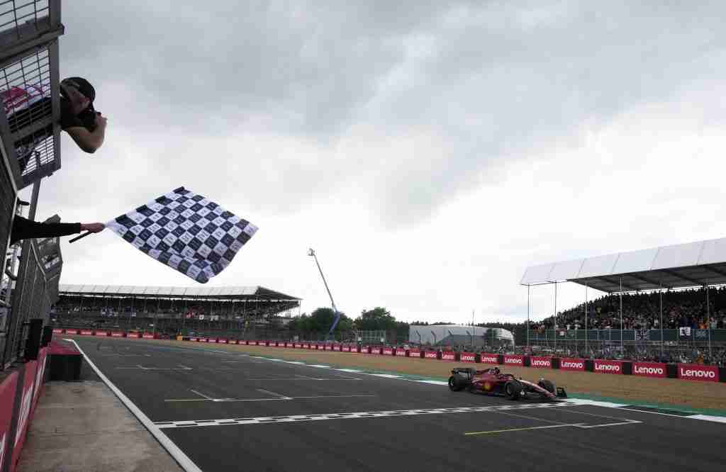 Carlos Sainz Jr., da Ferrari, cruza a linha para vencer o Grande Prêmio da Grã-Bretanha de 2022 via REUTERS/Matt Dunham