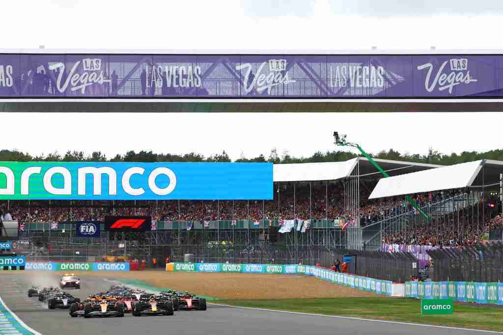 As luzes se apagam e lá vamos nós no Grande Prêmio da Grã-Bretanha de 2023, enquanto Max Verstappen luta contra as McLarens de Lando Norris e Oscar Piastri | Mark Thompson/Getty Images / Red Bull Content Pool