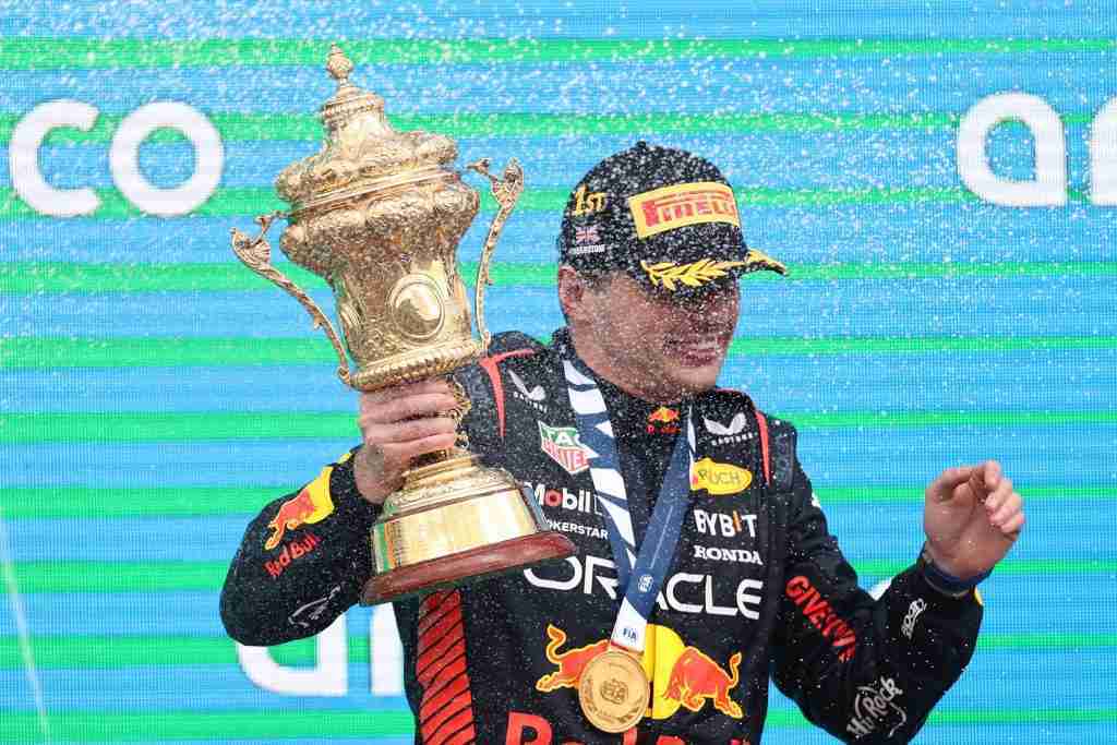 Max Verstappen da Red Bull comemora vitória no Grande Prêmio da Grã-Bretanha de 2023 | Getty Images / Red Bull Content Pool 