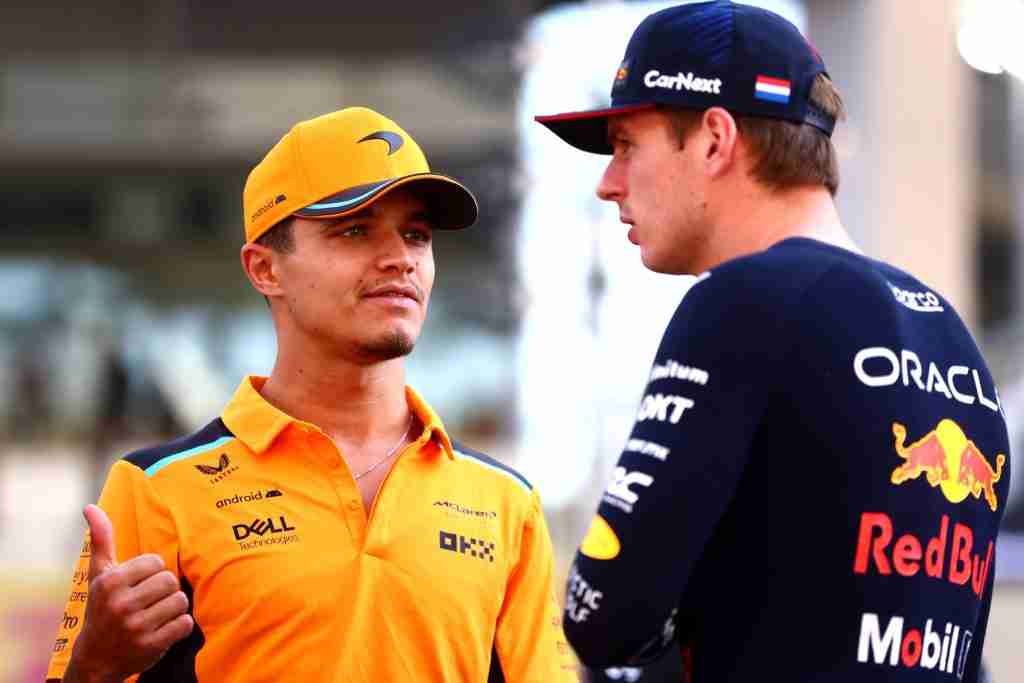Lando Norris fala com Max Verstappen antes do GP de Abu Dhabi de 2023 |  Clive Rose / Getty Images / Conjunto de conteúdo da Red Bull