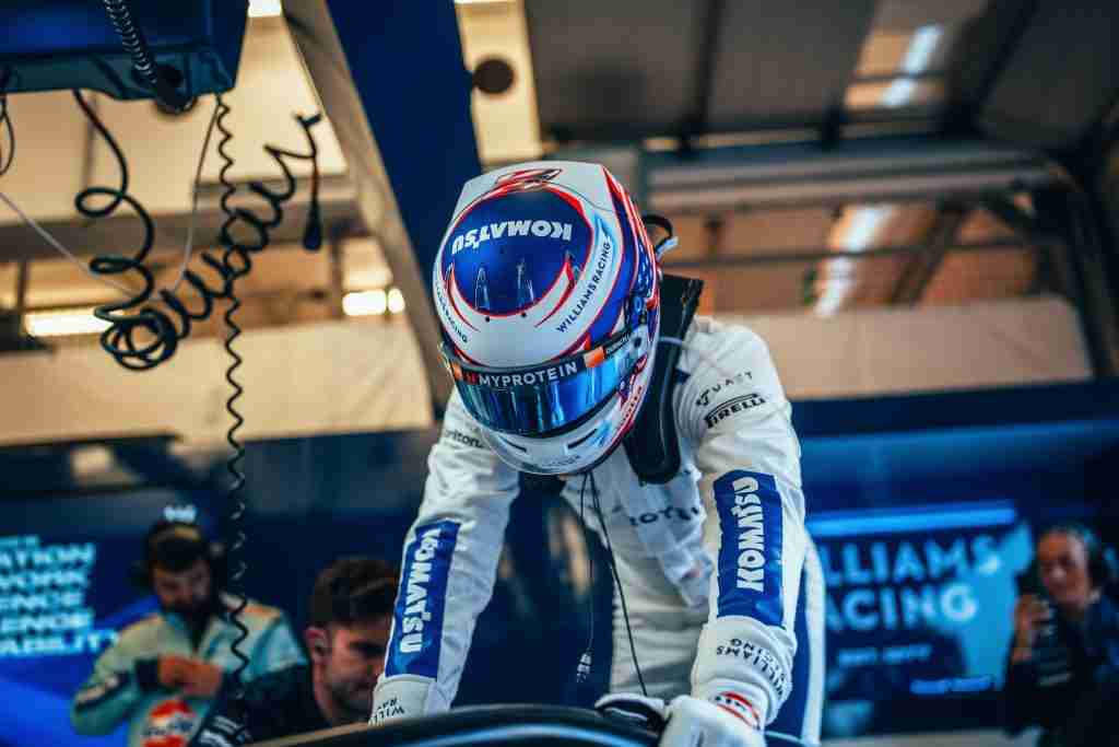 Logan Sargeant entra em sua Williams no primeiro dia de testes de pré-temporada de F1 de 2024 no Bahrein |  Equipe Williams F1