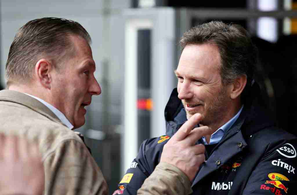 Jos Verstappen conversa com o diretor da equipe Red Bull, Christian Horner, no pitlane durante a pré-temporada de F1 de 2020 em Barcelona | Charles Coates/Getty Images / Red Bull Content Pool