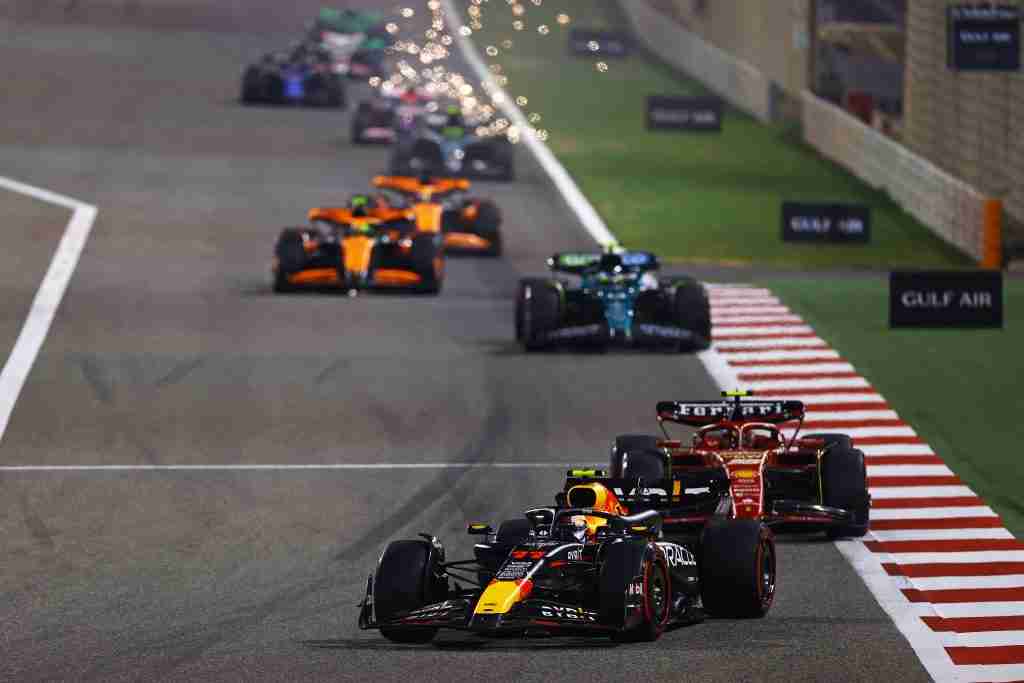 Sergio Perez lidera a Ferrari de Carlos Sainz mais Fernando Alonso da Aston Martin e as duas McLarens de Lando Norris e Oscar Piastri no GP do Bahrein de 2024 |  Mark Thompson/Getty Images/Pool de conteúdo da Red Bull