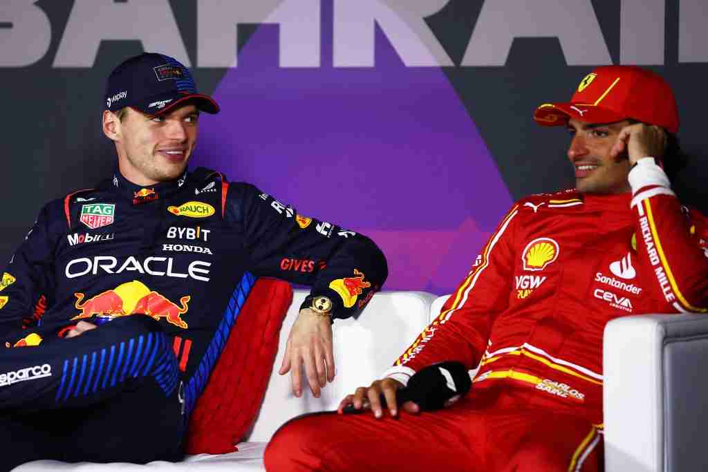 Max Verstappen fala com Carlos Sainz após o GP do Bahrein de 2024 |  Bryn Lennon / Getty Images Conjunto de conteúdo da Red Bull