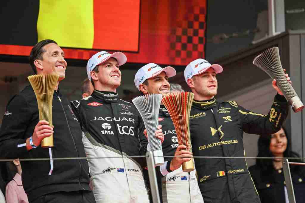 James Barclay, Nick Cassidy, Mitch Evans e Stoffel Vandoorne comemoram no pódio do E-Prix de Mônaco 2024 |  Fórmula E
