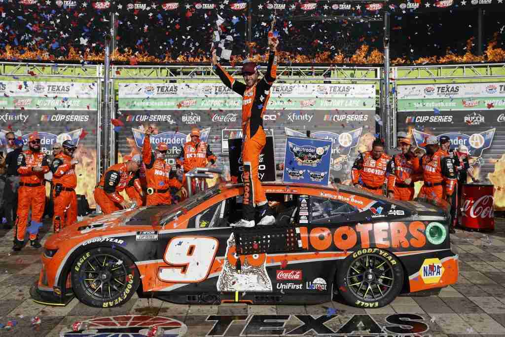 Chase Elliott comemora após vencer o Autotrader EchoPark Automotive 400 no Texas |  NASCAR