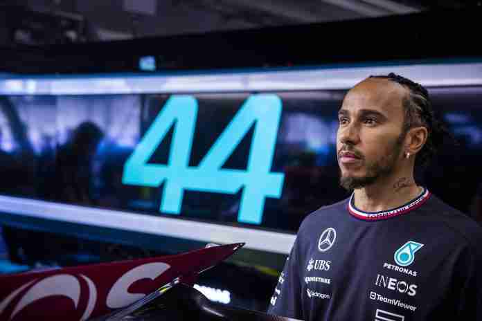 Lewis Hamilton espera entrar na pista nos treinos de sexta-feira do GP da Arábia Saudita de 2024 |  Sam Bloxham/equipe Mercedes F1