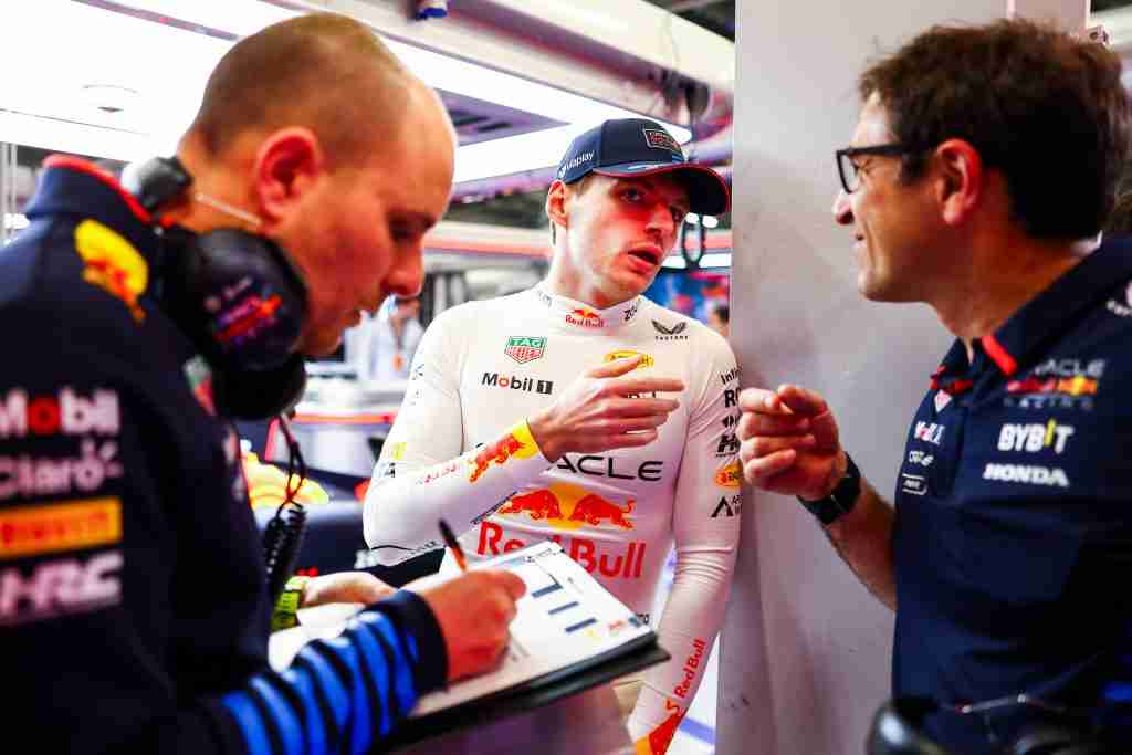 Max Verstappen, seu engenheiro Gianpiero Lambiase e o engenheiro-chefe Pierre Wache conversando no GP da Arábia Saudita de 2024 |  Mark Thompson / Getty Images / Conjunto de conteúdo da Red Bull