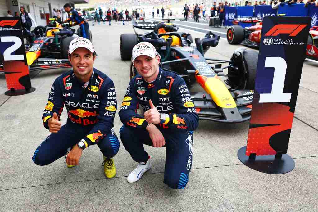 O vencedor da corrida Max Verstappen e o segundo colocado Sergio Perez após o Grande Prêmio do Japão de 2024 |  Conjunto de conteúdo Getty Images / Red Bull 