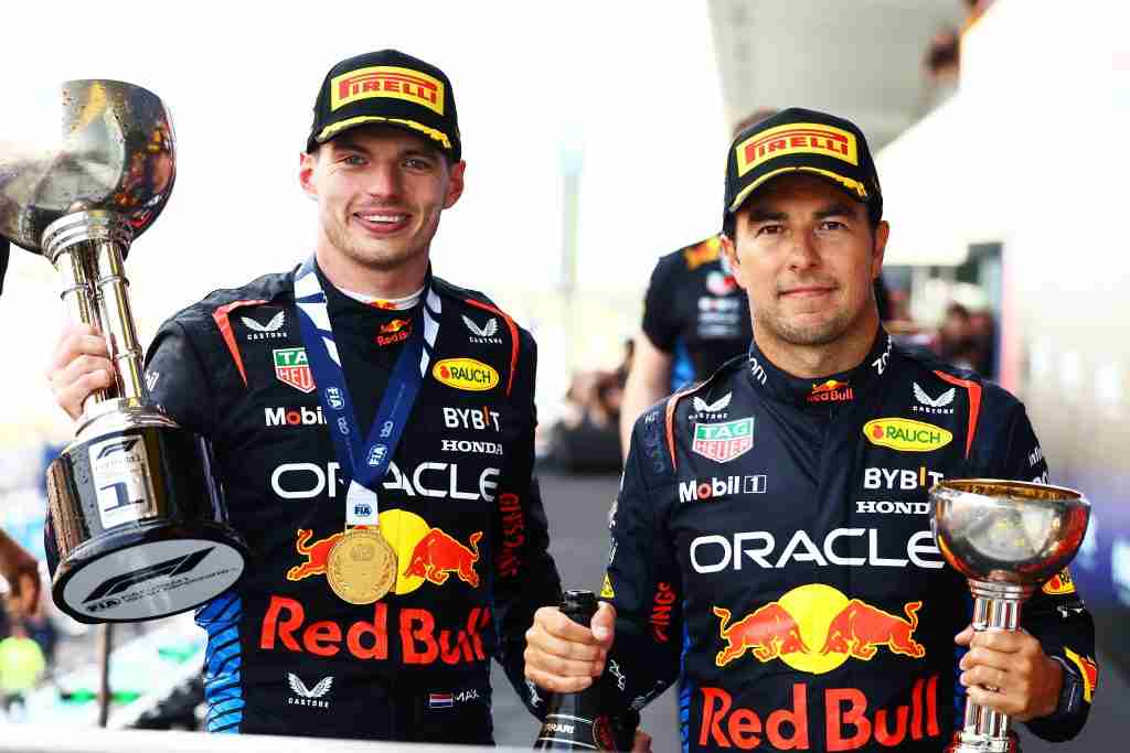 O vencedor da corrida Max Verstappen e o segundo colocado Sergio Perez comemoram após o Grande Prêmio do Japão de 2024 |  Conjunto de conteúdo Getty Images / Red Bull