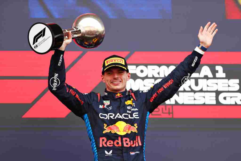 O vencedor da corrida, Max Verstappen, da Red Bull Racing, comemora no pódio após o Grande Prêmio do Japão de 2024 |  Conjunto de conteúdo Getty Images / Red Bull
