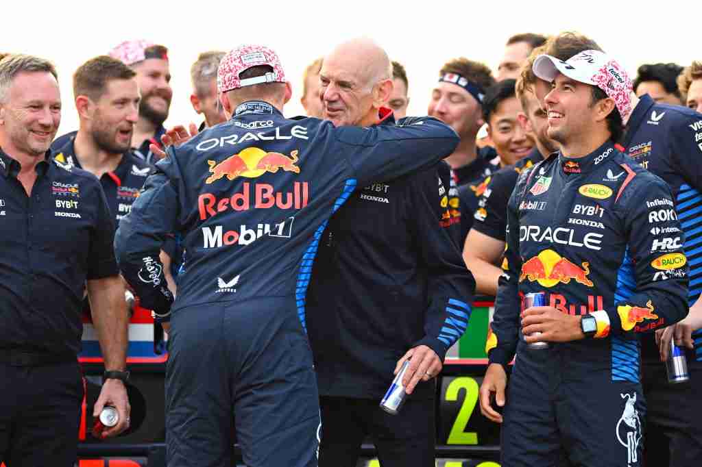 Max Verstappen e Adrian Newey comemoram vitória após GP do Japão de 2024 |  Clive Mason / Getty Images / Conjunto de conteúdo da Red Bull