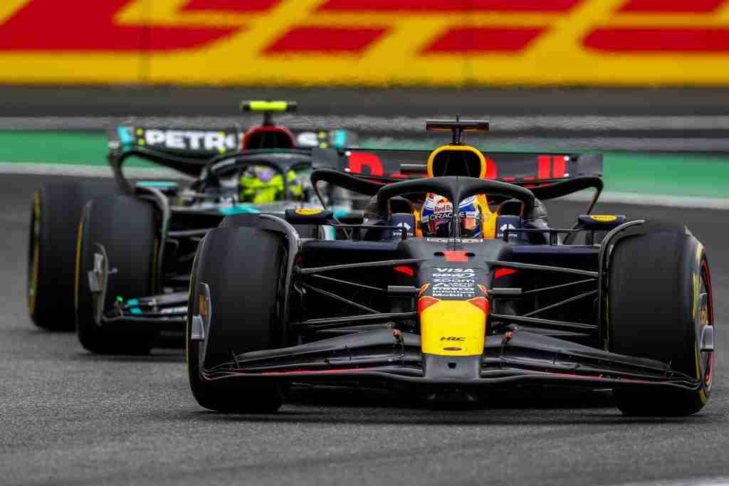 Max Verstappen da Red Bull lidera Lewis Hamilton da Mercedes durante o Grande Prêmio da China Sprint de 2024 |  Conjunto de conteúdo Getty Images / Red Bull