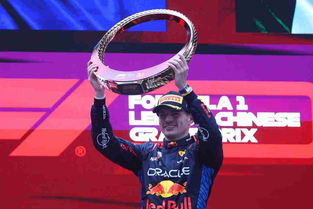 Max Verstappen, vencedor do GP da China de F1 2024, comemora no pódio |  Conjunto de conteúdo Getty Images / Red Bull