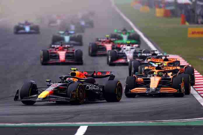 Sergio Perez lidera Lando Norris da McLaren durante o Grande Prêmio da China de 2024 |  Conjunto de conteúdo Getty Images / Red Bull