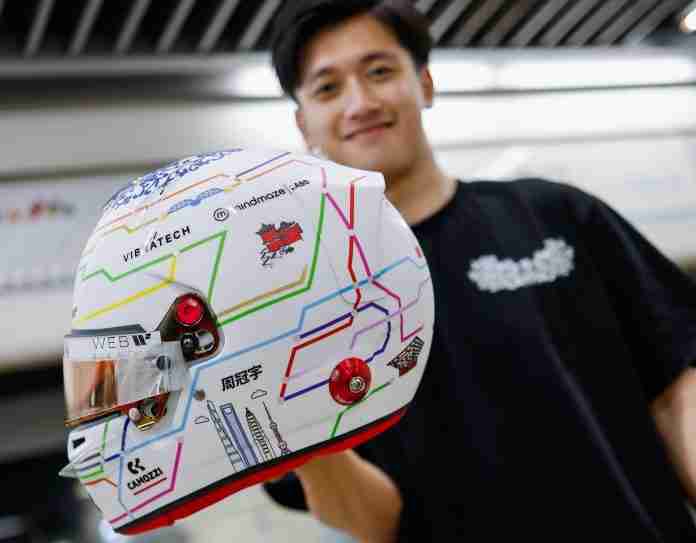 Zhou Guanyu exibe capacete do GP da China de 2024