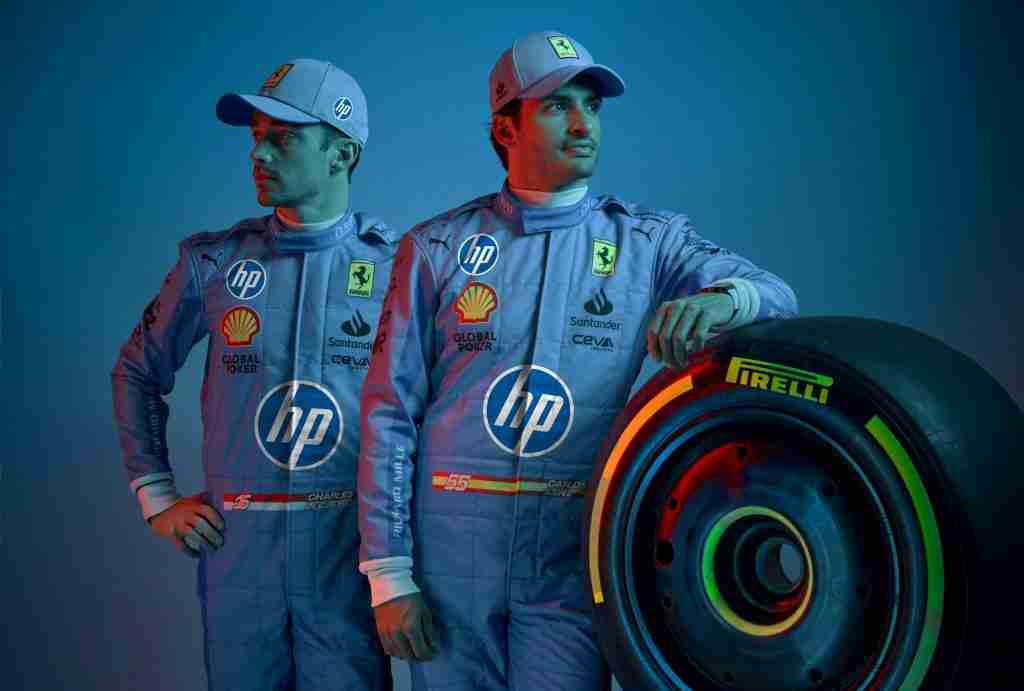 Charles Leclerc e Carlos Sainz posam enquanto Ferrari revela pintura especial do GP de Miami de 2024 |  Assessoria de Imprensa da Scuderia Ferrari