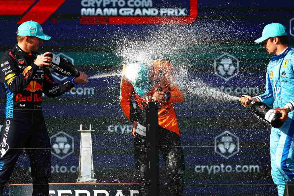 MIAMI, FLÓRIDA - 05 DE MAIO: O vencedor da corrida Lando Norris da McLaren, Max Verstappen e Charles Leclerc da Ferrari comemoram no pódio após o Grande Prêmio de Miami de 2024 |  Conjunto de conteúdo Getty Images / Red Bull