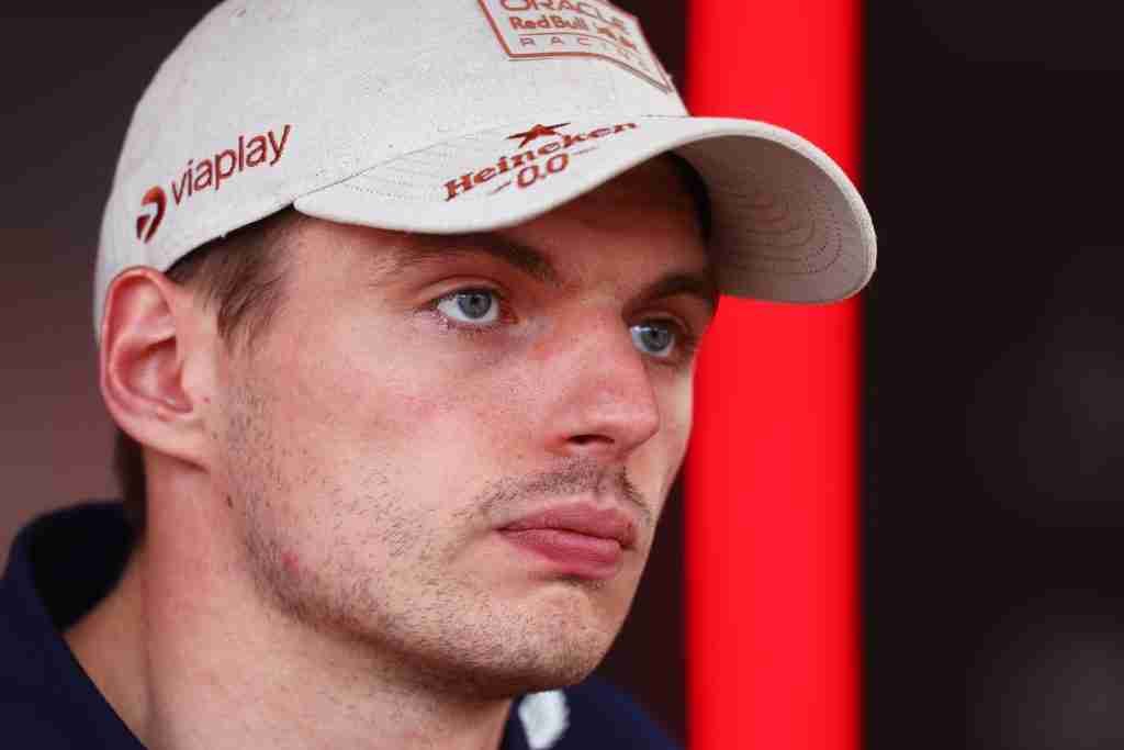 Max Verstappen observa o GP de Mônaco de 2024 |  Clive Rose / Getty Images / Conjunto de conteúdo da Red Bull