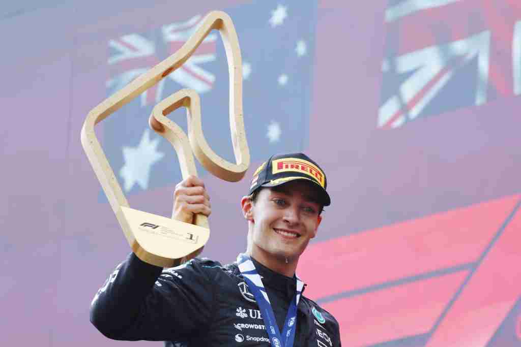 George Russell no pódio após vencer o GP da Áustria de 2024 | Mercedes