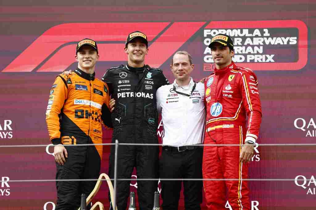 Oscar Piastri da McLaren, George Russell e Carlos Sainz no pódio após o GP da Áustria de 2024 | Mercedes