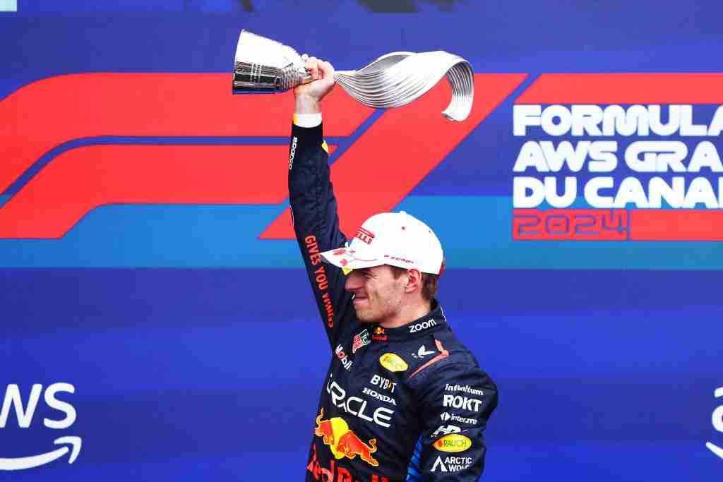 O vencedor da corrida, Max Verstappen, comemora no pódio após o Grande Prêmio do Canadá de 2024 |  Conjunto de conteúdo Getty Images / Red Bull