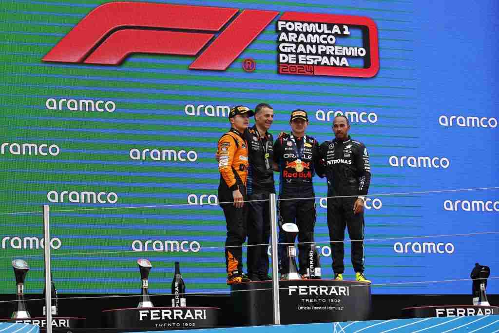 Max Verstappen, Lando Norris e Lewis Hamilton no pódio após o GP da Espanha de 2024 |  Conjunto de conteúdo Getty Images / Red Bull