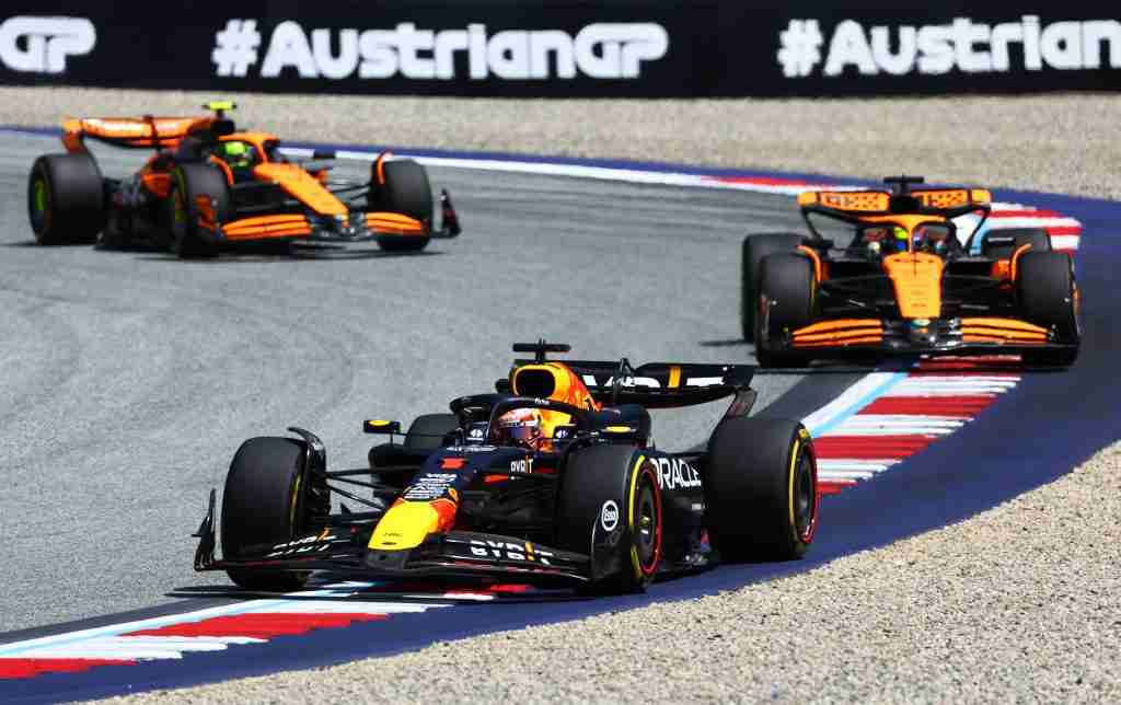 Max Verstappen lidera Oscar Piastri da McLaren durante o GP da Áustria de 2024 Sprint |  Conjunto de conteúdo Getty Images / Red Bull