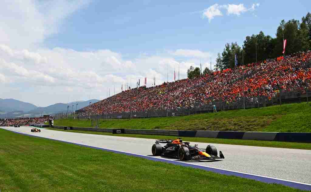 Max Verstappen lidera Lando Norris da McLaren durante o Grande Prêmio da Áustria de 2024 |  Conjunto de conteúdo Getty Images / Red Bull