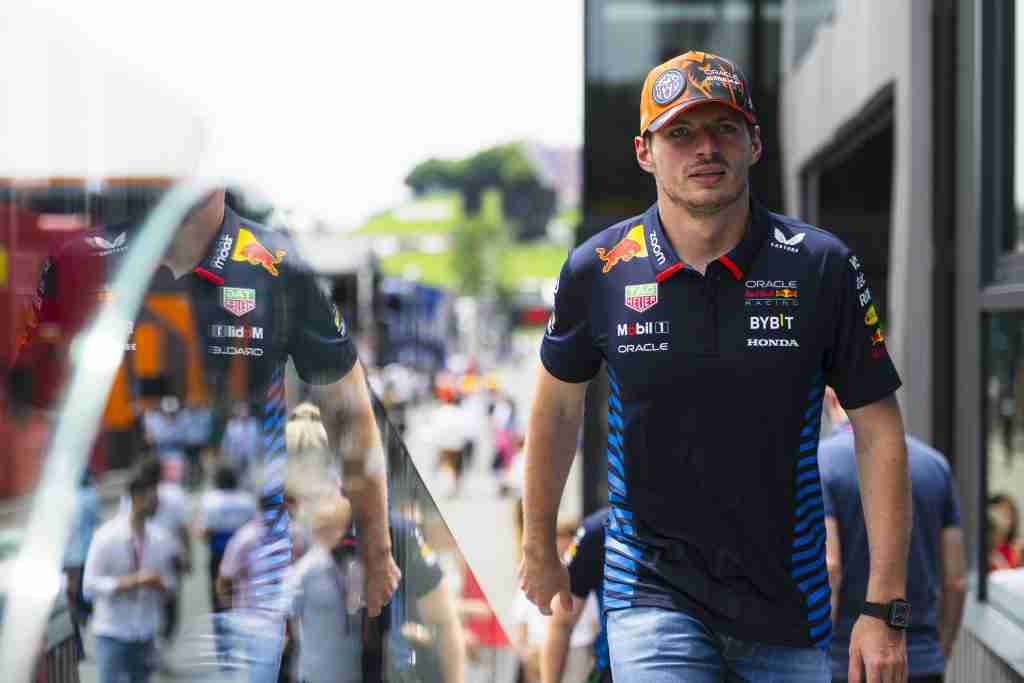 Max Verstappen olha para o GP da Áustria de 2024 | Rudy Carezzevoli / Getty Images / Red Bull Content Pool